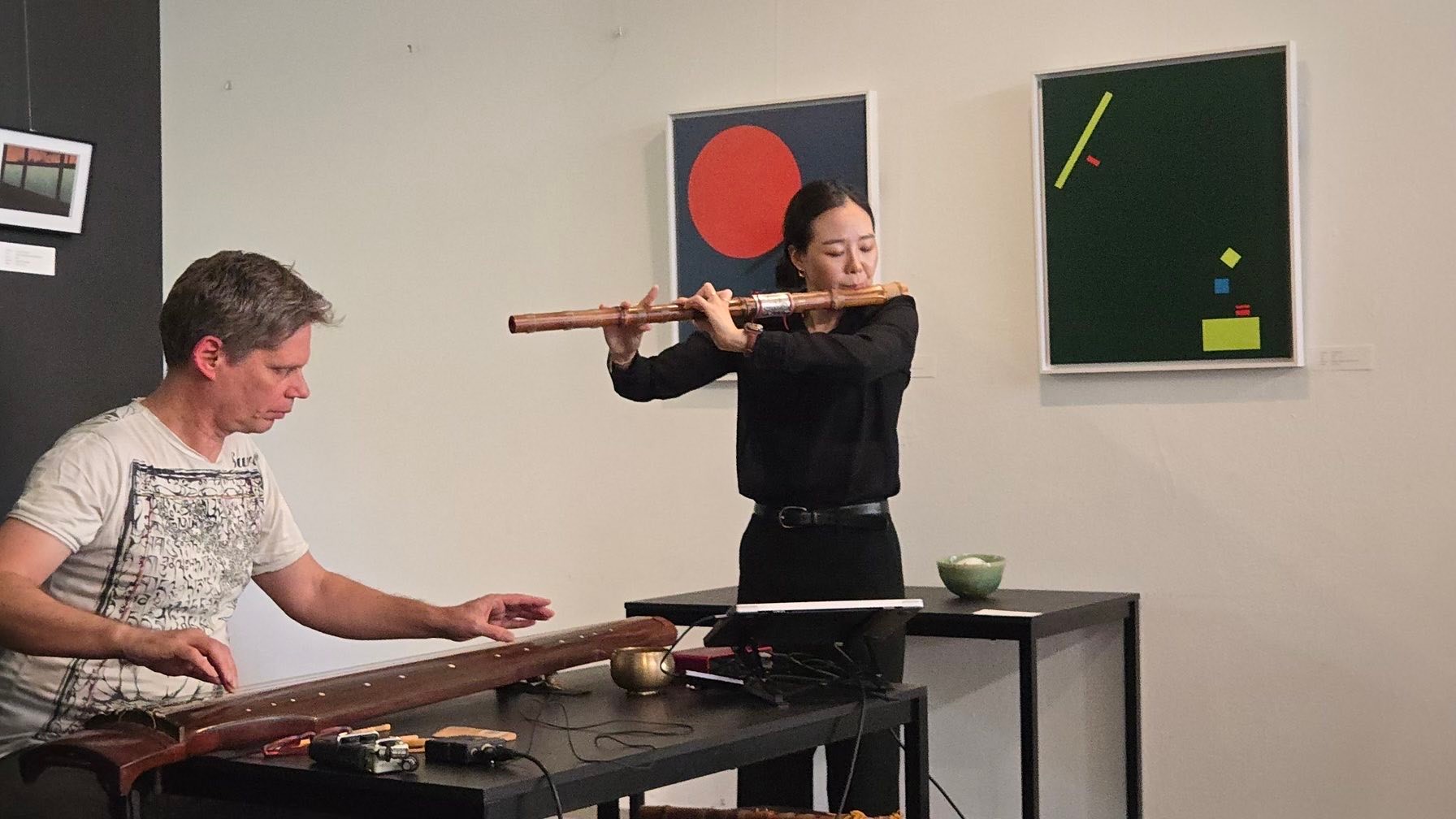 01.08.2025 “Asiatische Improvisationen”, Kunstraum der Künstlerkolonie Berlin, Breitenbachplatz 1, 14915 Berlin, Beginn 19 Uhr, Vernissage der Ausstellung Das Licht der Microcodes